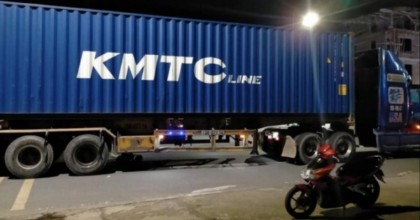 Quảng Ninh: Văng ra đường sau va chạm, 2 người bị ô tô tông thương vong