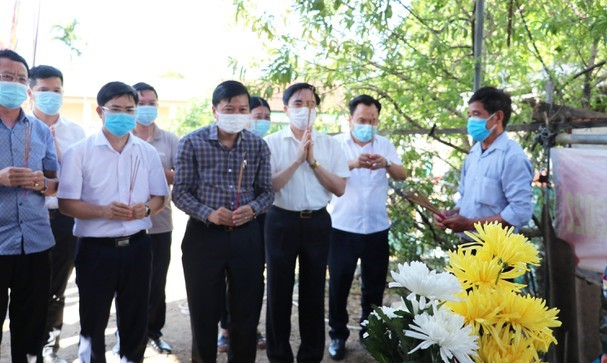 Lãnh đạo tỉnh Nghệ An thăm hỏi, động viên gia đình các nạn nhân trong vụ cháy kinh hoàng