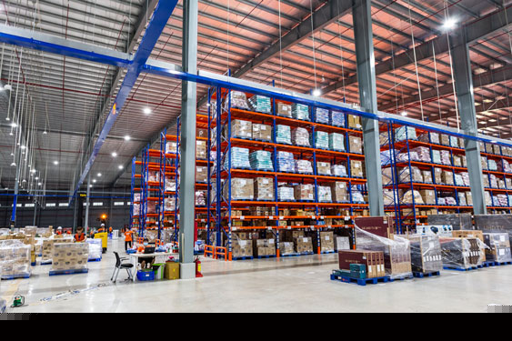 Một kho h&agrave;ng của Shopee tại TP HCM .Ảnh: TH&Ugrave;Y DƯƠNG