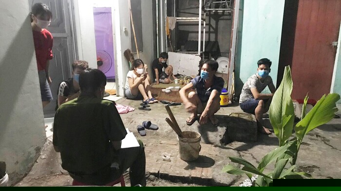 Xử phạt 105 triệu đồng đối với 07 cá nhân tụ tập xem bóng đá