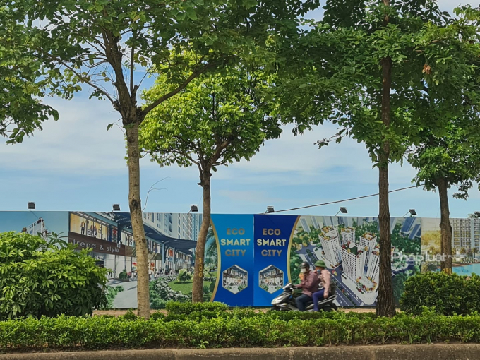 Trong một văn bản ban hành mới đây, Sở Xây dựng Hà Nội thông tin, đến thời điểm hiện tại, Sở Xây dựng chưa nhận được văn bản, hồ sơ nào liên quan đến việc cấp giấy phép xây dựng đối với dự án Eco Smart City Cổ Linh; Cùng với đó, sở Xây dựng Hà Nội cũng chưa nhận được văn bản, hồ sơ nào liên quan đến việc nghiệm thu hoàn thành xây dựng cơ sở hạ tầng kỹ thuật dự án nêu trên.    Do vậy, dự án này chưa được rao bán và thực hiện các giao dịch liên quan đến mua bán căn hộ dưới mọi hình thức.