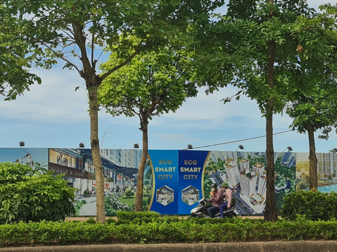 Được biết, Dự án Eco Smart City là tổ hợp căn hộ chung cư cao cấp nằm tại đường Cổ Linh, quận Long Biên, Hà Nội do Công ty TNHH Thiên Hương làm chủ đầu tư. Đơn vị phân phối độc quyền là Đất xanh Địa ốc. Dự án có tổng diện tích khoảng hơn 13,953 m2, được quy hoạch xây dựng bao gồm 6 block cao 16 tầng với tổng số căn hộ là 802 căn hộ cao cấp, 59 căn shophouse. Diện tích căn hộ từ 43 m2 đến 77,5 m2.