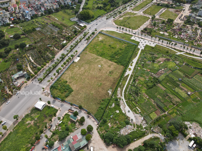 Ngày 16/6, ghi nhận của Pháp luật Plus tại dự án mới chỉ là bãi đất trống, cỏ mọc um tùm, xung quanh được rào chắn kỹ lưỡng, đồng thời dựng biển bảng quảng cáo về dự án, mặt bằng căn hộ, tiện ích… mà chưa hề có hoạt động thi công xây dựng nào.