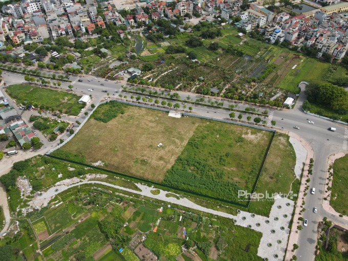 Như vậy, hiện nay Dự án Eco Smart City Cổ Linh chưa đủ điều kiện để huy động vốn và bán sản phẩm căn hộ. Vì vậy, nếu khách hàng quan tâm đến dự án này cần tìm hiểu, xem xét kỹ lưỡng và suy nghĩ thấu đáo về tính pháp lý và các điều kiện bán hàng của chủ đầu tư để tránh rủi ro về tài chính, pháp lý sau này, để rồi tiền mất, tật mang.