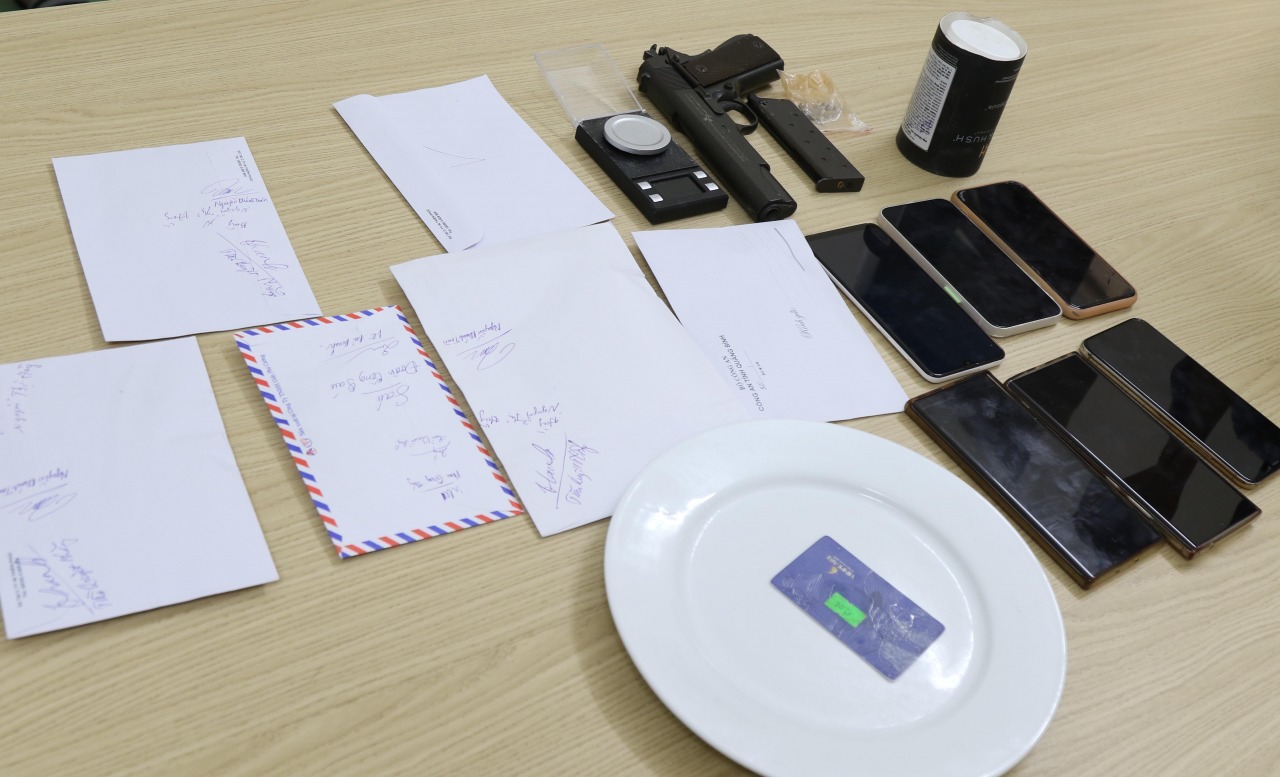 Thu giữ 1 khẩu súng ngắn, nhiều điện thoại di động cùng các vật dụng các đối tượng dùng để sử dụng ma túy