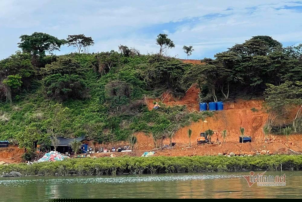 Đảo nguyên sinh ở Móng Cái bị cạo trọc: Đã di chuyển máy móc, công nhân vào bờ