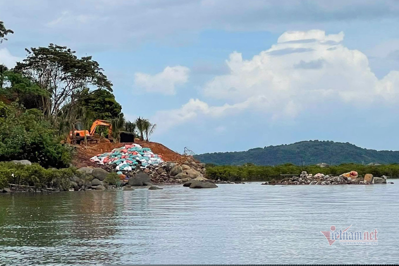 Đảo nguyên sinh ở Móng Cái bị cạo trọc: Đã di chuyển máy móc, công nhân vào bờ