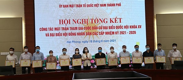 C&aacute;c tập thể v&agrave; c&aacute; nh&acirc;n c&oacute; th&agrave;nh t&iacute;ch trong c&ocirc;ng t&aacute;c tổ chức bầu cử