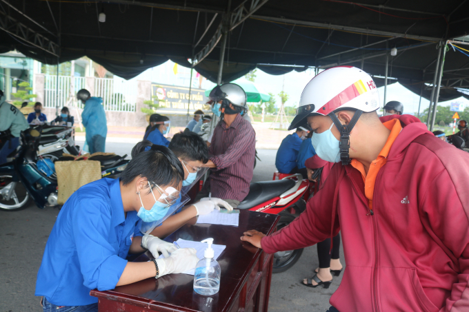 Người dân khai báo y tế nơi đi và nơi đến