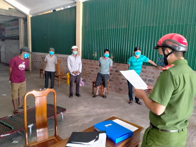 Công an xã Thạch Kim lập biên bản đối với các trường hợp trốn khỏi khu vực cách ly y tế.