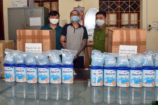 Một trong 16 bị can cùng tang vật vụ án. (Ảnh: Công an cung cấp)