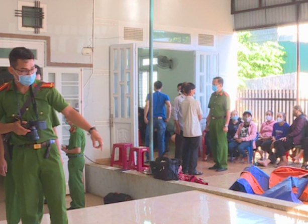 Lực lượng chức năng tiến hành khám nghiệm hiện trường nơi xảy ra vụ việc.