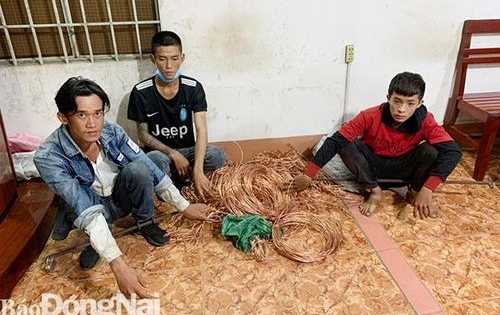 Bắt quả tang 3 đối tượng trộm cáp điện trên cao tốc