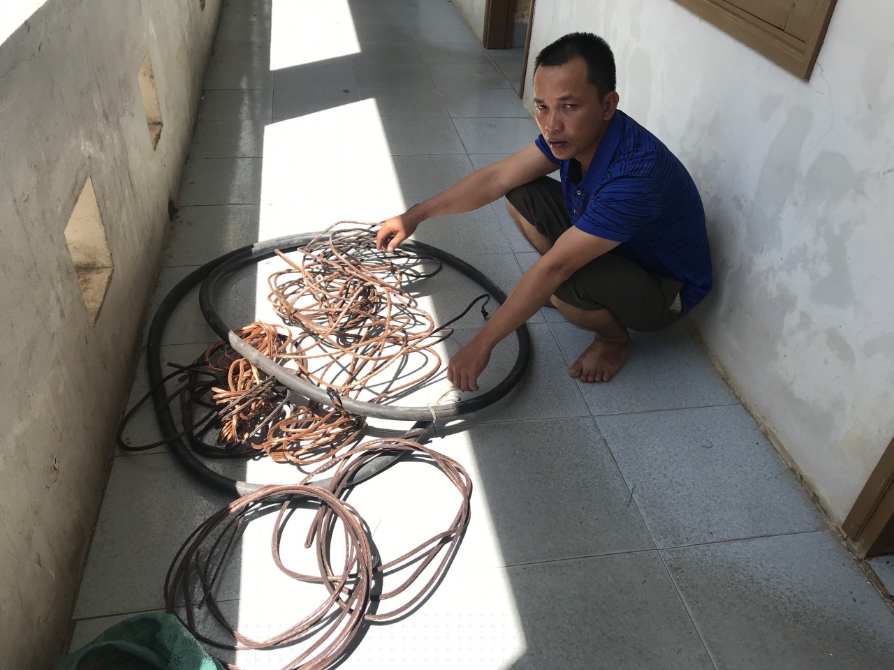 Đối tượng Phan Quốc Nam c&ugrave;ng tang vật vụ trộm t&agrave;i sản.