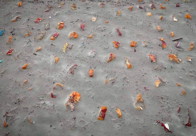 Các thi thể bọc trong vải nằm lộ thiên dọc bờ sông Hằng (Ảnh: Getty).