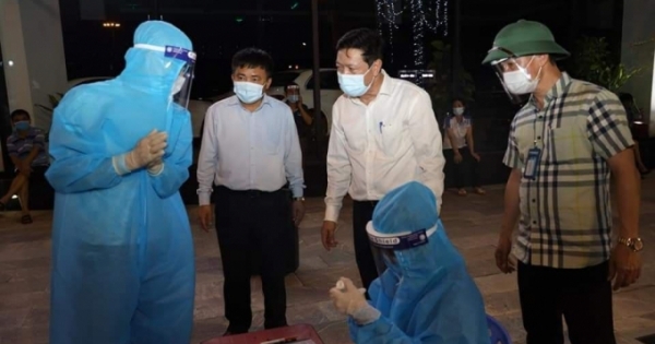 Trắng đêm lấy hơn 40 nghìn mẫu test nhanh tại TP Vinh