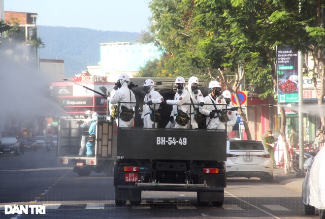 6 xe đặc chủng cùng 40 cán bộ chiến sĩ của Trung tâm ứng cứu sự cố hóa học, sinh học, phóng xạ, hạt nhân thực hiện nhiệm vụ.