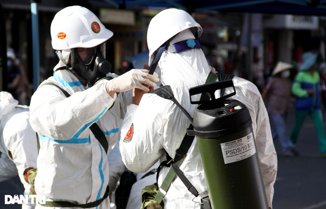 Các chiến sĩ trang phục bảo hộ cẩn trọng, đúng quy chuẩn khi thực hiện nhiệm vụ ở khu vực nguy cơ cao.
