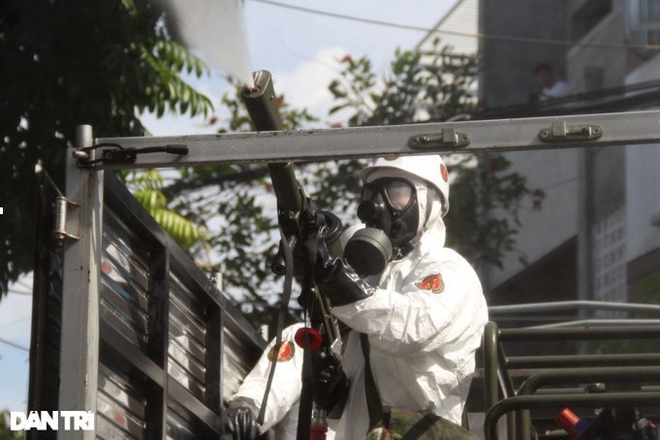 Các xe chuyên dụng với trang bị thiết bị, khí tại hiện đại phun khử khuẩn tại kiệt 199 Nguyễn Phước Nguyên (phường An Khê, quận Thanh Khê).