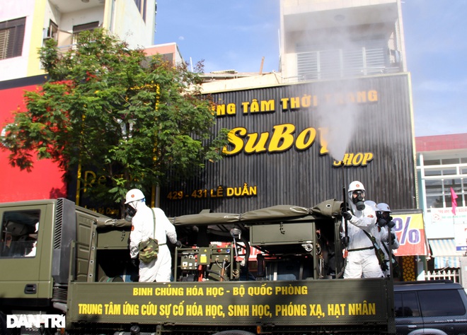 Các chiến sĩ Trung tâm ứng cứu sự cố hóa học, sinh học, phóng xạ, hạt nhân sử dụng hóa chất Cloramin B để phun khử khuẩn.