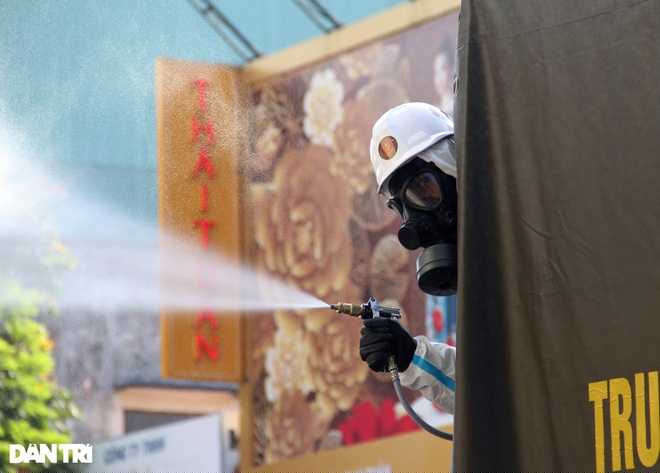 Dù phải thực hiện nhiệm vụ dưới thời tiết nắng nóng nhưng các chiến sĩ của Trung tâm ứng cứu sự cố hóa học, sinh học, phóng xạ, hạt nhân quyết tâm hoàn thành nhiệm vụ được giao.