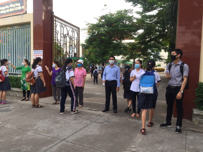 UBND quận Gò Vấp vừa công bố kế hoạch tuyển sinh đầu cấp năm học 2021-2022. Với tình hình TP Siết chặt và tăng cường các biện pháp phòng, chống dịch Covid-19 và đang thực hiện theo Chỉ thị 10/CT-UBND TP.HCM ngày 19/6/2021 quận Gò Vấp sẽ thực hiện tuyển sinh đầu cấp theo hình thức kết hợp trực tuyến và trực tiếp. (Ảnh: Kỳ Lâm).