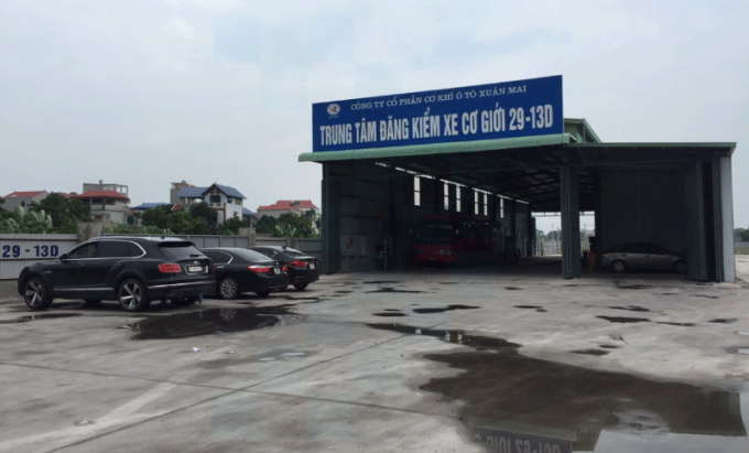 Trung Tâm đăng kiểm xe cơ giới 2913D – Hà Nội có địa chỉ thôn Sơn Du, (xã Nguyên Khê, Đông Anh) cũng có tình trạng đăng kiểm viên kiểm tra công đoạn 1.