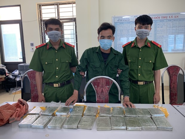 Phàng A Lư (giữa) cùng tang vật 20 bánh heroin. Ảnh: Công an Sơn La