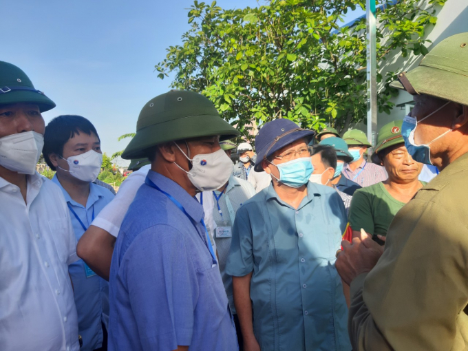 Chủ tịch UBND TP Hải Phòng vận động, thuyết phục người dân.