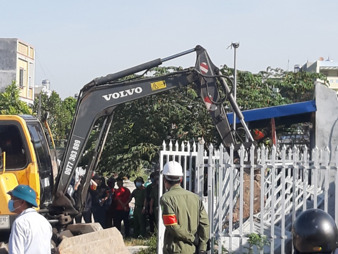 Máy móc tiến hành phá dỡ công trình trái phép.