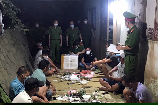 Nhóm người tụ tập ăn uống bị công an xử phạt hành chính.