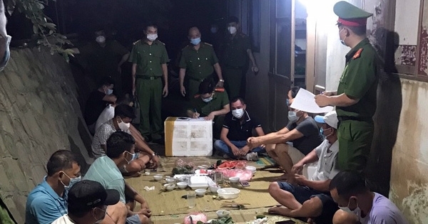 11 người tụ tập ăn uống bị phạt 82,5 triệu đồng ở Bắc Giang