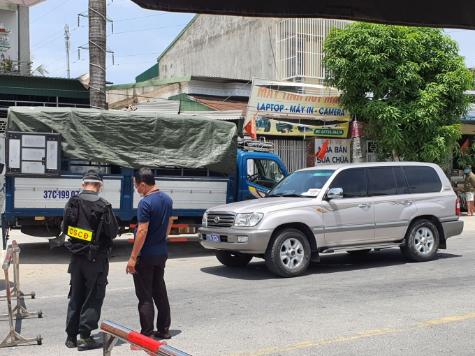 Mọi phương tiện đi qua chốt đều được kiểm soát chặt