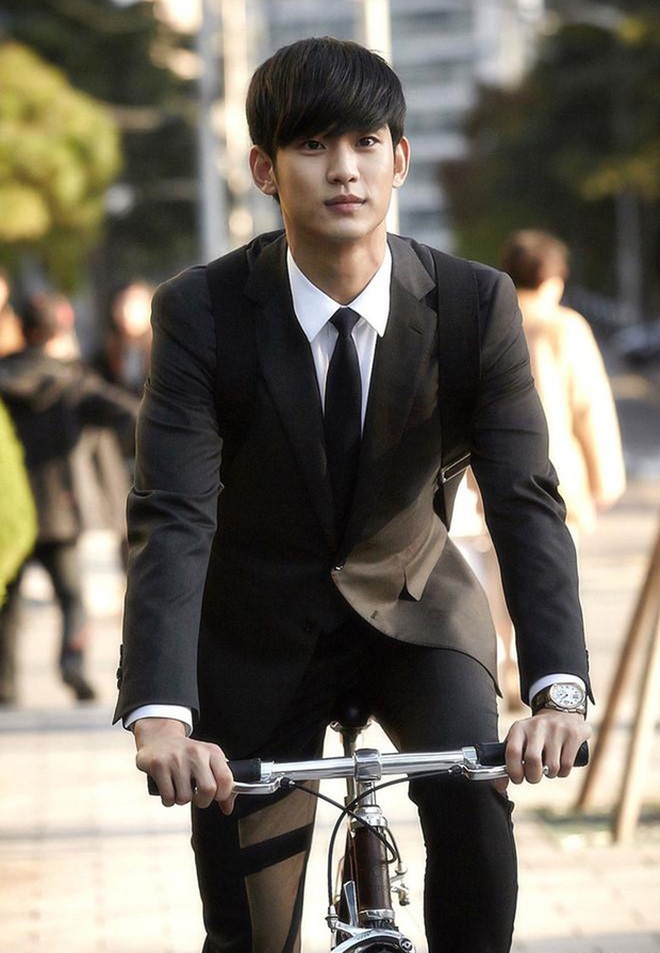 Thời đi học Kim Soo Hyun cũng đã rất nghịch ngợm.