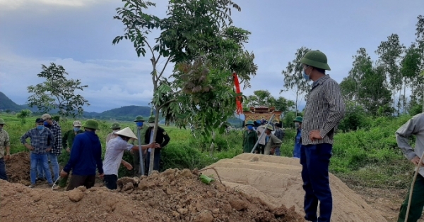 Phát hiện thi thể mẹ cùng con 5 tuổi ôm nhau dưới ao