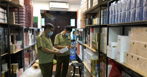 Tạm giữ hơn 4 nghìn chai nước hoa có dấu hiệu vi phạm của cửa hàng JENNIFER NHU LUXURY