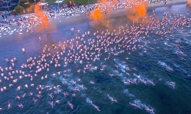 Bột đỏ và pháo báo hiệu vang lên, đánh dấu sự kiện chính thức bắt đầu (Ảnh: Rob Blakers/EPA).