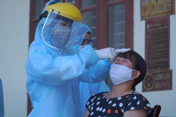 Nhân viên y tế cũng đã tiến hành lấy mẫu xét nghiệm cho người dân thôn Hoàng Xá. (Ảnh: LDO)