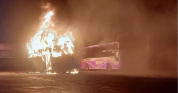 Lửa bất ngờ bốc cháy tại bến khiến xe giường nằm bị thiêu rụi