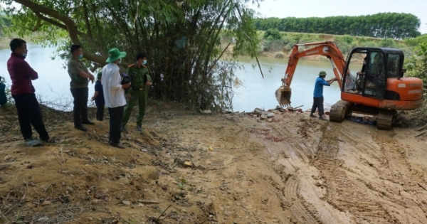 Hà Tĩnh: Phá dỡ 2 bến khai thác cát trái phép ở Hương Khê