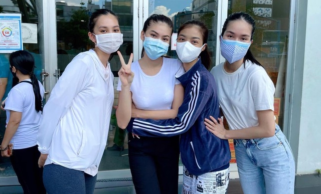 Á hậu Phương Anh làm tình nguyện viên giúp đỡ người ngoại quốc ở khu tiêm vắc-xin