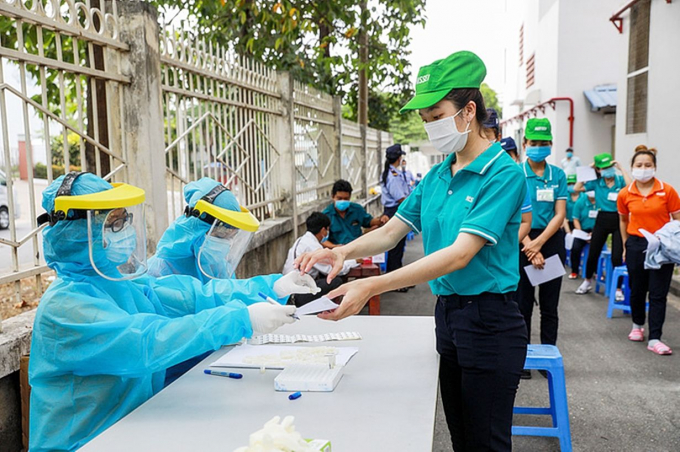 cong-nhan-xet-nghiem-covid-19-4514-6355-1587466921