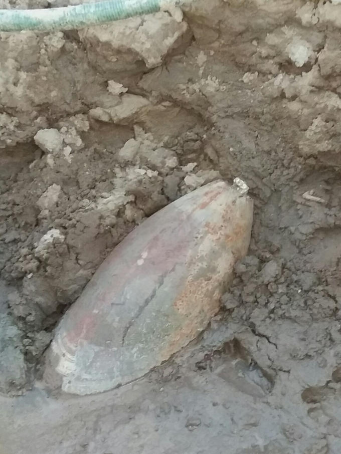 Quả bom 500kg còn nguyên ngòi nổ nằm lẫn trong cát. (Ảnh: Bạn đọc cung cấp)