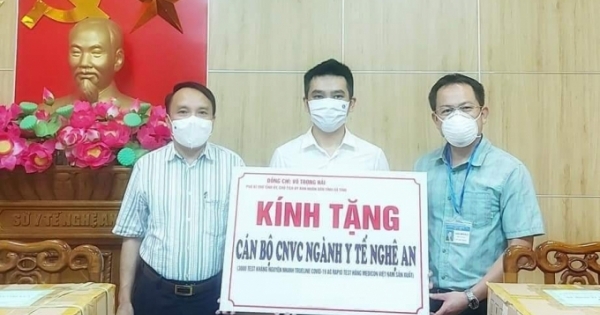 Ông Võ Trọng Hải tặng ngành Y tế Nghệ An 3.000 test kháng nguyên nhanh