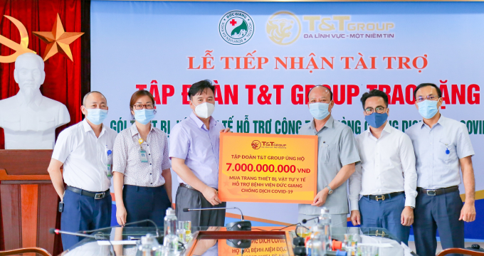 Ông Nguyễn Tất Thắng, Phó Tổng Giám đốc Tập đoàn T&amp;amp;T Group trao ủng hộ 7 tỷ đồng mua trang thiết bị và vật tư y tế cho TS.BS Nguyễn Văn Thường, Giám đốc Bệnh viện đa khoa Đức Giang.