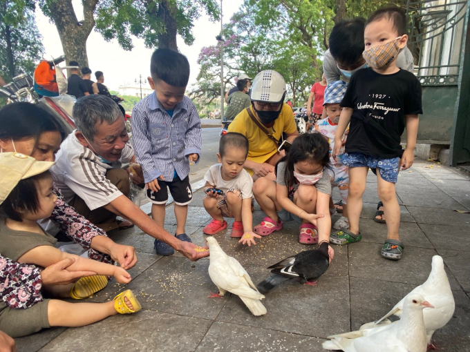 Các em nhỏ tỏ ra rất hào hứng và thích thú khi được đi chơi Tết Thiếu nhi sớm ở các công viên.