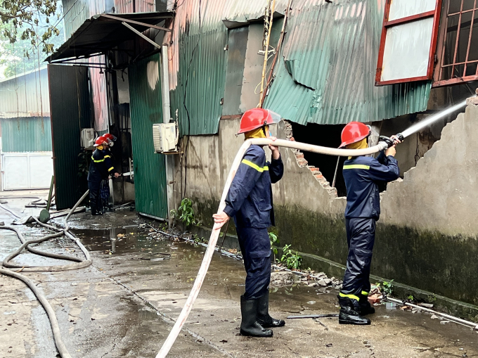 ơn vị đã kịp thời khống chế đám cháy xảy ra ở kho chứa thực phẩm đóng hộp, gia vị nấu ăn của Công ty CPTM Đồng Huy Phát