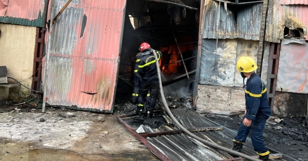 Hà Nội: Cháy kho chứa thực phẩm, đồ hộp trong đêm