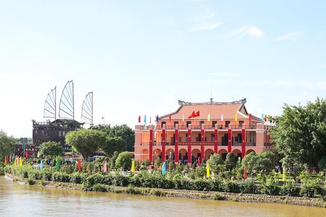 Thủ tướng dâng hương tưởng nhớ Chủ tịch Hồ Chí Minh, kỷ niệm 111 năm Ngày Người ra đi tìm đường cứu nước - Ảnh 7.