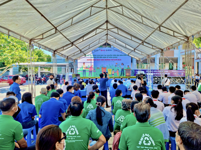 Đông đảo các em học sinh, sinh viên cùng người dân đến tham gia Ngày Môi trường Thế giới
